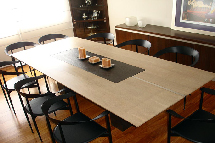 mesa-de-madera-y-marmol